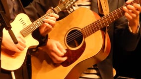 Les guitaristes de duo remet jouer la guitare et la mandoline - étape de montagne du ` s de NPR Les guitaristes de duo remet jouer la guitare et la mandoline - étape de montagne du ` s de NPR