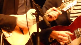 Les guitaristes de duo remet jouer la guitare et la mandoline - étape de montagne du ` s de NPR Les guitaristes de duo remet jouer la guitare et la mandoline - étape de montagne du ` s de NPR