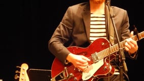 Les guitaristes remet jouer la guitare électrique - étape de montagne du ` s de NPR Les guitaristes remet jouer la guitare électrique - étape de montagne du ` s de NPR
