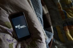 Les histoires de nuit textotent sur le smartphone dans le lit, vont dormir l'idée f de concept images libres de droits Les histoires de nuit textotent sur le smartphone dans le lit, vont dormir l'idée f de concept images libres de droits