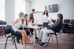 Les hommes d'affaires réussis sont parlants et souriants pendant dans le bureau photos libres de droits Les hommes d'affaires réussis sont parlants et souriants pendant dans le bureau photos libres de droits