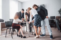 Les hommes d'affaires réussis sont parlants et souriants pendant dans le bureau photographie stock libre de droits Les hommes d'affaires réussis sont parlants et souriants pendant dans le bureau photographie stock libre de droits