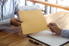 Les immobiliers d'assurance ou de prêt, le courtier d'agent et l'accord contractuel de signature de client ont approuvé pour ache photo stock Les immobiliers d'assurance ou de prêt, le courtier d'agent et l'accord contractuel de signature de client ont approuvé pour ache photo stock