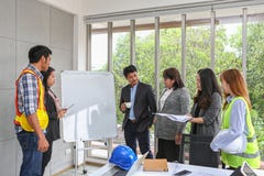 Les ingénieurs se réunissent sur le tableau blanc Structure et développement de conception intérieure de modèle E photos stock Les ingénieurs se réunissent sur le tableau blanc Structure et développement de conception intérieure de modèle E photos stock