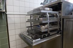 les instruments chirurgicaux sont dans une machine à laver images libres de droits les instruments chirurgicaux sont dans une machine à laver images libres de droits