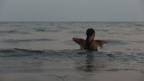 Les interprètes de fille dansent des cascades acrobatiques dans l'eau banque de vidéos Les interprètes de fille dansent des cascades acrobatiques dans l'eau banque de vidéos