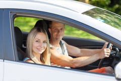 Les jeunes appréciant une promenade en voiture dans la voiture photographie stock Les jeunes appréciant une promenade en voiture dans la voiture photographie stock