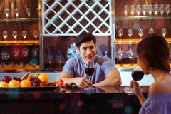 Les jeunes couples asiatiques équipent ensemble et les verres de tintement de femme images stock Les jeunes couples asiatiques équipent ensemble et les verres de tintement de femme images stock