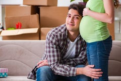 Les jeunes couples de l'homme et de l'épouse enceinte attendant le bébé photos libres de droits Les jeunes couples de l'homme et de l'épouse enceinte attendant le bébé photos libres de droits