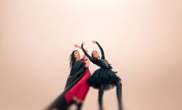 Les jeunes danseuses de ballerines exécutent extérieur en hiver photo stock Les jeunes danseuses de ballerines exécutent extérieur en hiver photo stock