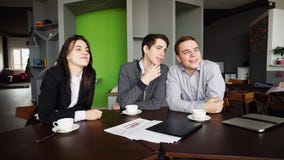 Les jeunes femmes et les camarades de classe d'hommes détendent du travail et de la causerie sur le résumé photographie stock Les jeunes femmes et les camarades de classe d'hommes détendent du travail et de la causerie sur le résumé photographie stock