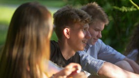 Les jeunes jouant les jeux de plein air ayant l'amusement dans le parc d'été banque de vidéos Les jeunes jouant les jeux de plein air ayant l'amusement dans le parc d'été banque de vidéos