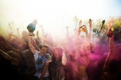 Les jeunes, les personnes décorées participent au festival de Holi de couleurs dans Vladivostok images stock Les jeunes, les personnes décorées participent au festival de Holi de couleurs dans Vladivostok images stock