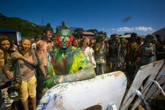 Les jeunes, les personnes décorées participent au festival de Holi de couleurs dans Vladivostok images libres de droits Les jeunes, les personnes décorées participent au festival de Holi de couleurs dans Vladivostok images libres de droits
