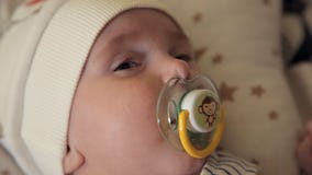 Les jumeaux de nourrissons tombent endormi dans l'arène et sucent une tétine Un famille Enfants clips vidéos Les jumeaux de nourrissons tombent endormi dans l'arène et sucent une tétine Un famille Enfants clips vidéos