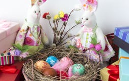 Les lapins regardent le panier avec les oeufs colorés pour Pâques image libre de droits Les lapins regardent le panier avec les oeufs colorés pour Pâques image libre de droits