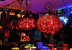 Les lumières de fête font des emplettes photographie stock libre de droits Les lumières de fête font des emplettes photographie stock libre de droits