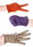 Les mains dans des gants de couleur montrent des roche-papier-ciseaux photos libres de droits Les mains dans des gants de couleur montrent des roche-papier-ciseaux photos libres de droits