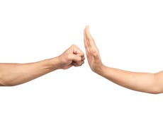 Les mains de papier de ciseaux de roche ont isolé le fond blanc photo stock Les mains de papier de ciseaux de roche ont isolé le fond blanc photo stock
