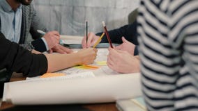 Les mains de plan rapproché entreprise créative de jeunes architectes de la petite team la réunion dans le bureau de démarrage di clips vidéos Les mains de plan rapproché entreprise créative de jeunes architectes de la petite team la réunion dans le bureau de démarrage di clips vidéos