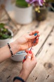 Les mains du contact de fille les bijoux faits main Fille et bijoux La femme faite main d?corant des pierres se ferment photos libres de droits Les mains du contact de fille les bijoux faits main Fille et bijoux La femme faite main d?corant des pierres se ferment photos libres de droits