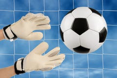 Les mains du gardien de but du football dans l'action photographie stock Les mains du gardien de but du football dans l'action photographie stock