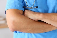 Les mains masculines de docteur de therapeutist de médecine ont croisé sur son coffre Photo stock Les mains masculines de docteur de therapeutist de médecine ont croisé sur son coffre Photo stock