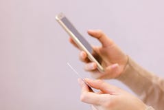 Les mains tenant la carte de crédit et se ferment vers le haut d'utiliser le téléphone intelligent mobile avec le matin, achats e image libre de droits Les mains tenant la carte de crédit et se ferment vers le haut d'utiliser le téléphone intelligent mobile avec le matin, achats e image libre de droits