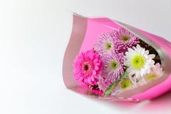 Les mamans de chrysanthème fleurissent le bouquet dans une enveloppe rose sur l'espace blanc de copie de fond photos stock Les mamans de chrysanthème fleurissent le bouquet dans une enveloppe rose sur l'espace blanc de copie de fond photos stock