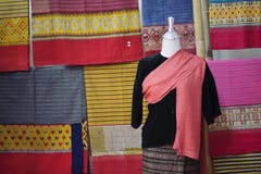 Les mannequins montrent la robe en soie tissée sur métiers à main de port photos stock Les mannequins montrent la robe en soie tissée sur métiers à main de port photos stock