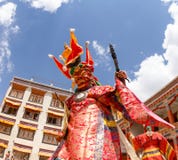 Les moines exécutent une danse masquée et costumée religieuse de mystère de bouddhisme tibétain au festival traditionnel de danse image libre de droits Les moines exécutent une danse masquée et costumée religieuse de mystère de bouddhisme tibétain au festival traditionnel de danse image libre de droits