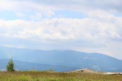 Les montagnes des Carpathiens ne sont pas aussi hautes mais très majestueuses, et l'eau est la vie en ces montagnes image libre de droits Les montagnes des Carpathiens ne sont pas aussi hautes mais très majestueuses, et l'eau est la vie en ces montagnes image libre de droits
