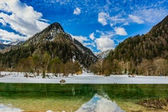 Les montagnes se sont reflétées dans un petit lac vert en Julian Alps images libres de droits Les montagnes se sont reflétées dans un petit lac vert en Julian Alps images libres de droits