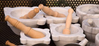 Les mortiers de marbre en vente avec le pilon pour le pesto de Gênes sauce, cousine italien photos stock Les mortiers de marbre en vente avec le pilon pour le pesto de Gênes sauce, cousine italien photos stock