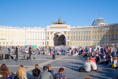 Les musiciens de rue exécutent pour des touristes et des astuces sur la PA de centre de la ville image stock Les musiciens de rue exécutent pour des touristes et des astuces sur la PA de centre de la ville image stock