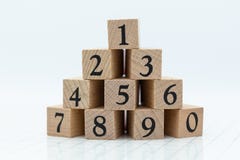 Les nombres de blocs en bois commencent 1 à 9 Utilisation d'image pour le nombre de sorte, apprenant le concept d'éducation photographie stock libre de droits Les nombres de blocs en bois commencent 1 à 9 Utilisation d'image pour le nombre de sorte, apprenant le concept d'éducation photographie stock libre de droits