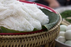 Les nouilles de riz thaïlandaises, les nouilles fermentées de farine de riz sur la banane poussent des feuilles I image libre de droits Les nouilles de riz thaïlandaises, les nouilles fermentées de farine de riz sur la banane poussent des feuilles I image libre de droits