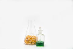 Les noyaux de maïs dans un flacon erlenmeyer avec un compte-gouttes mettent prêt en bouteille photo stock Les noyaux de maïs dans un flacon erlenmeyer avec un compte-gouttes mettent prêt en bouteille photo stock