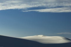 Les nuages accrochent au-dessus des dunes de hite du monument national de sables blancs, Nouveau Mexique photo stock Les nuages accrochent au-dessus des dunes de hite du monument national de sables blancs, Nouveau Mexique photo stock
