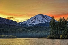 Les nuages au-dessus du lac et du Lassen Manzanita font une pointe au lever de soleil, parc national volcanique de Lassen Images libres de droits Les nuages au-dessus du lac et du Lassen Manzanita font une pointe au lever de soleil, parc national volcanique de Lassen Images libres de droits