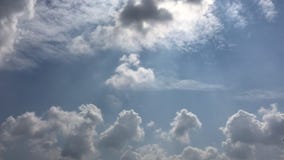 Les nuages blancs disparaissent dans le soleil chaud sur le ciel bleu le mouvement de Temps-faute opacifie le fond de ciel bleu C banque de vidéos Les nuages blancs disparaissent dans le soleil chaud sur le ciel bleu le mouvement de Temps-faute opacifie le fond de ciel bleu C banque de vidéos