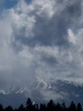 Les nuages de tempête obscurcissent des crêtes de montagne photos stock Les nuages de tempête obscurcissent des crêtes de montagne photos stock