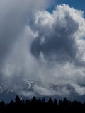 Les nuages de tempête obscurcissent des crêtes de montagne photo libre de droits Les nuages de tempête obscurcissent des crêtes de montagne photo libre de droits