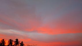 Les nuages et le coucher du soleil ont saturé quelques couleurs photo stock Les nuages et le coucher du soleil ont saturé quelques couleurs photo stock