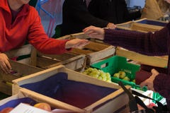 les négociants et visiteurs sur le marché hebdomadaire local du countrysi rural photographie stock libre de droits les négociants et visiteurs sur le marché hebdomadaire local du countrysi rural photographie stock libre de droits