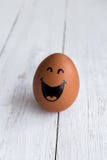 Les oeufs fait face, des drawnigs sur l'oeuf, visage drôle photographie stock Les oeufs fait face, des drawnigs sur l'oeuf, visage drôle photographie stock