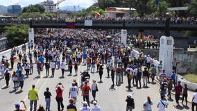 Les oppositions vénézuéliennes recueillent pendant un rassemblement massif renversant contre le gouvernement de Maduro à l'appui banque de vidéos Les oppositions vénézuéliennes recueillent pendant un rassemblement massif renversant contre le gouvernement de Maduro à l'appui banque de vidéos