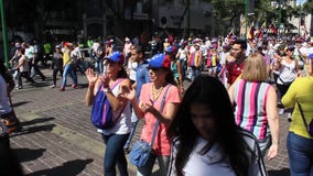 Les oppositions vénézuéliennes recueillent pendant un rassemblement massif renversant contre le gouvernement de Maduro à l'appui banque de vidéos Les oppositions vénézuéliennes recueillent pendant un rassemblement massif renversant contre le gouvernement de Maduro à l'appui banque de vidéos
