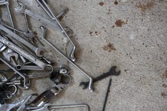 Les outils groupent avec des pi?ces de r?paration sur le b?ton images libres de droits Les outils groupent avec des pi?ces de r?paration sur le b?ton images libres de droits