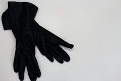 Les paires de femmes noircissent les gants en cuir d'isolement sur le fond blanc comme mode élégante d'hiver d'automne de femmes photo stock Les paires de femmes noircissent les gants en cuir d'isolement sur le fond blanc comme mode élégante d'hiver d'automne de femmes photo stock